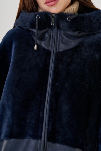 Миниатюра фотографии Дубленка из натуральной кожи синего цвета