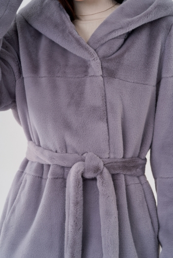 Миниатюра фотографии Женская куртка из эко меха в сером цвете