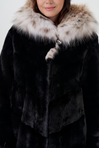 Миниатюра фотографии Норковая шуба черного цвета с рысью
