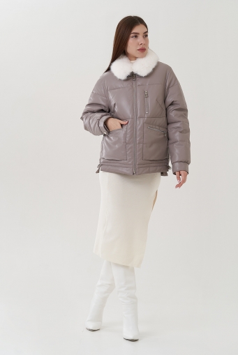 Миниатюра фотографии Куртка бежевого цвета с воротником из эко меха