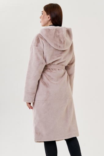 Миниатюра фотографии Длинное пальто из искусственного меха