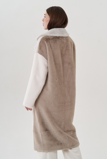 Миниатюра фотографии Женское пальто из эко меха в светлых тонах 