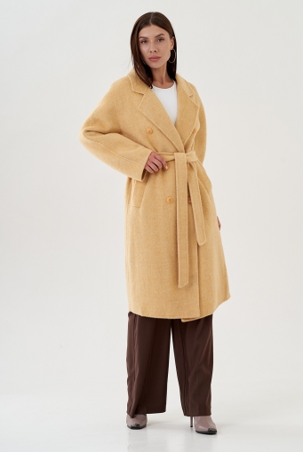 Миниатюра фотографии Удлиненное женское пальто в желтом цвете с поясом