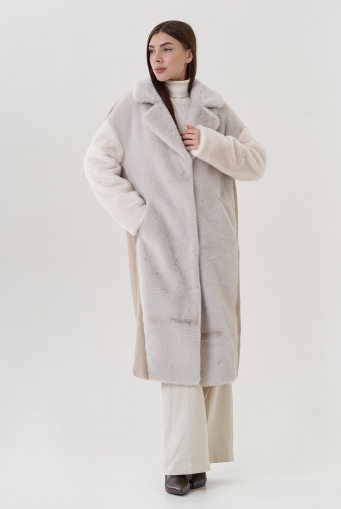 Миниатюра фотографии Женское пальто из эко меха в светлых тонах 