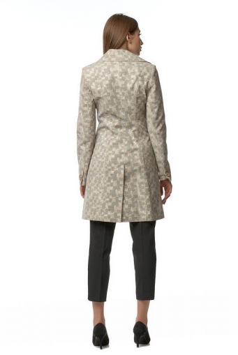 Миниатюра фотографии Женское пальто из текстиля с воротником