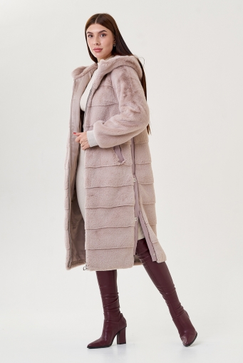 Миниатюра фотографии Пальто из искусственного меха с капюшоном