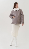 Миниатюра фотографии Куртка бежевого цвета с воротником из эко меха