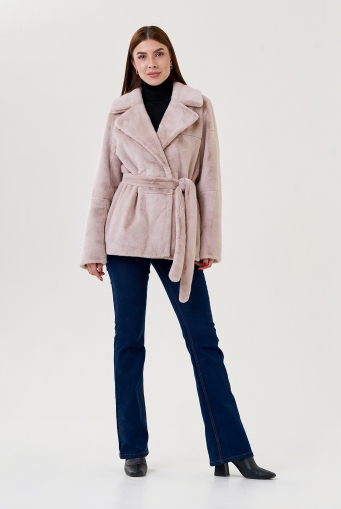 Миниатюра фотографии Женская куртка из искусственного меха с английским воротником 
