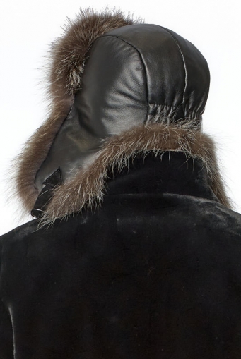 Миниатюра фотографии Шапка мужская из натуральной кожи с енотом