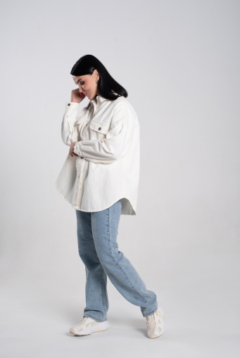 Миниатюра фотографии Куртка джинсовая  белого цвета 