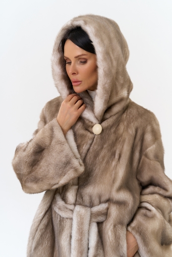 Миниатюра фотографии Женская шуба из меха норки с капюшоном