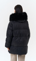 Миниатюра фотографии Женский пуховик с отделкой из искусственного меха