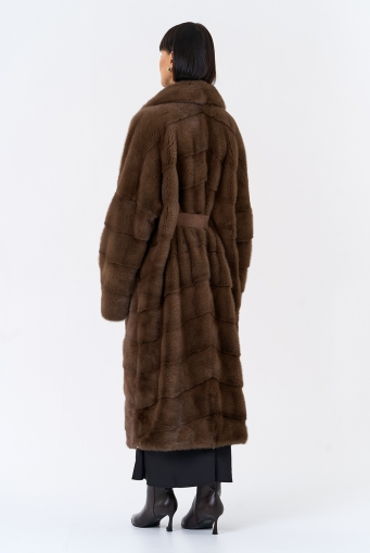 Миниатюра фотографии Длинная шуба с английским воротником