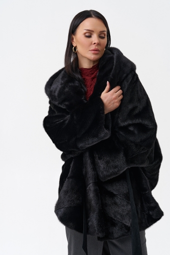 Миниатюра фотографии Шуба с капюшоном и норки