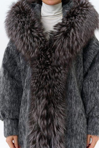 Миниатюра фотографии Женский удлиненный пуховик с отделкой из меха чернобурки