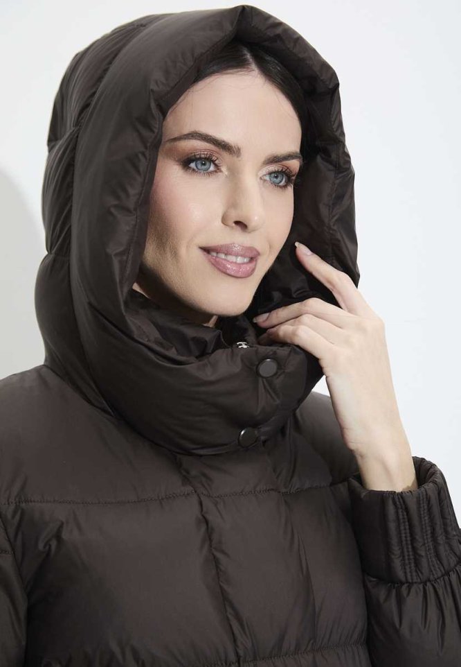 Миниатюра фотографии Женский пуховик с капюшоном