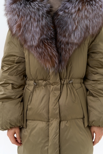 Миниатюра фотографии Женский пуховик с капюшоном из меха блюфрост