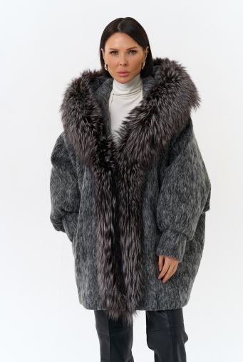 Миниатюра фотографии Женский удлиненный пуховик с отделкой из меха чернобурки