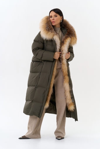 Миниатюра фотографии Женский длинный пуховик с отделкой из меха лисы