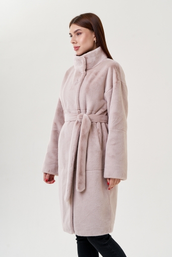 Миниатюра фотографии Женское пальто из искусственного меха бежевого цвета 