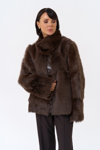 Миниатюра фотографии Женская короткая дубленка с воротником стойкой