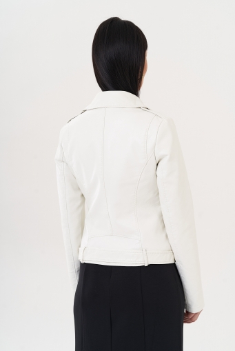 Миниатюра фотографии Куртка из эко кожи белого цвета