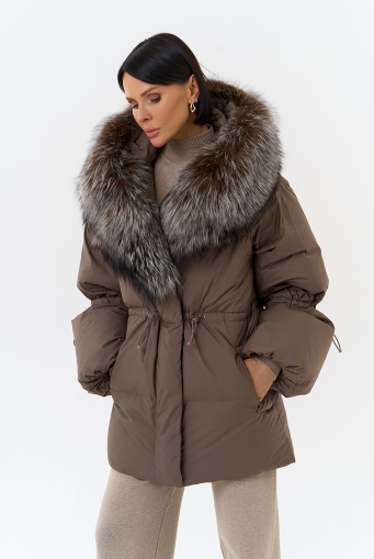 Миниатюра фотографии Женский пуховик с капюшоном из меха чернобурки