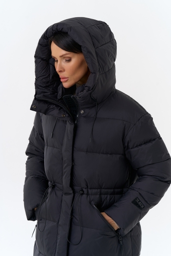 Миниатюра фотографии Женский пуховик черного цвета с капюшоном