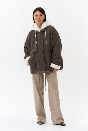 Миниатюра фотографии Женская утепленная куртка с отделкой из эко меха