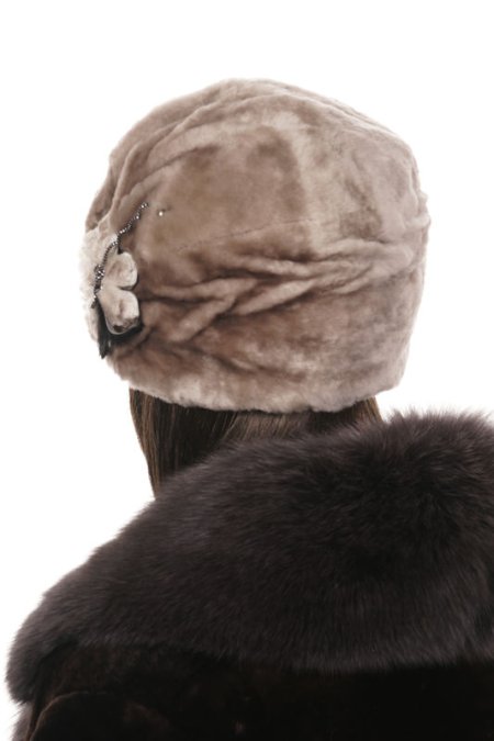 Купить Шапка женская из мутона в каталоге