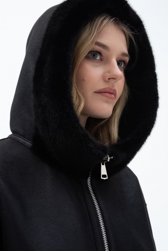 Миниатюра фотографии Женская двухсторонняя дубленка из эко кожи с капюшоном