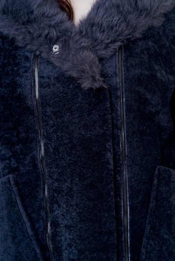 Миниатюра фотографии Куртка из мутона оверсайз в синем цвете