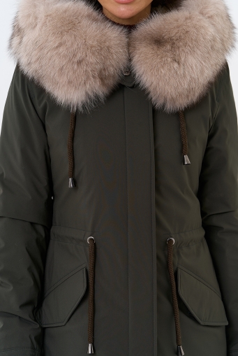 Миниатюра фотографии Женская парка с капюшоном из меха песца