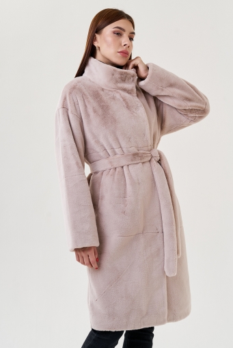 Миниатюра фотографии Женское пальто из искусственного меха бежевого цвета 