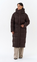 Миниатюра фотографии Женский пуховик коричневого цвета с капюшоном