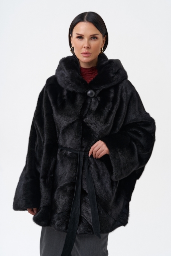 Миниатюра фотографии Шуба с капюшоном и норки