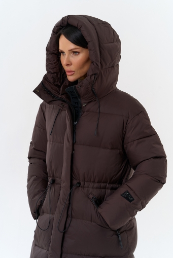 Миниатюра фотографии Женский пуховик коричневого цвета с капюшоном