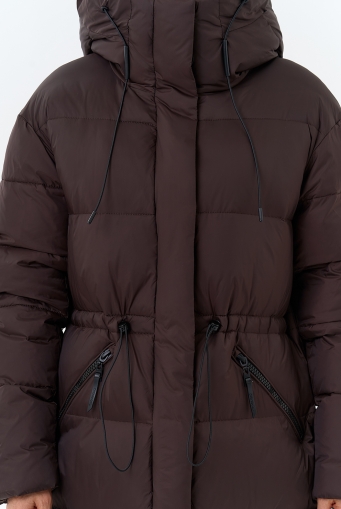 Миниатюра фотографии Женский пуховик коричневого цвета с капюшоном