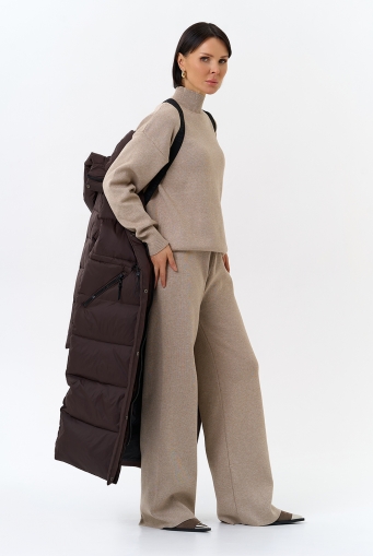 Миниатюра фотографии Женский пуховик коричневого цвета с капюшоном