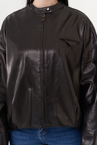 Миниатюра фотографии Кожаная куртка черного цвета
