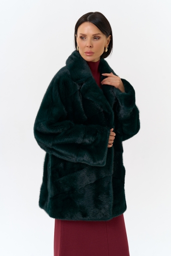 Миниатюра фотографии Шуба из меха норки с английским воротником в зеленом цвете