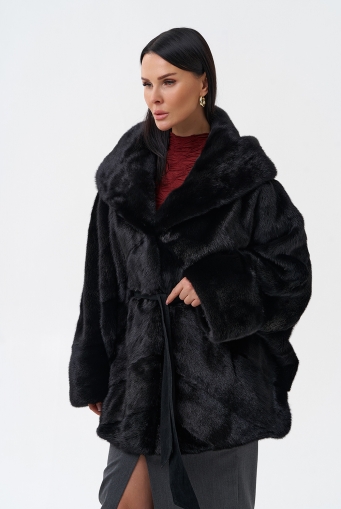 Миниатюра фотографии Шуба с капюшоном и норки