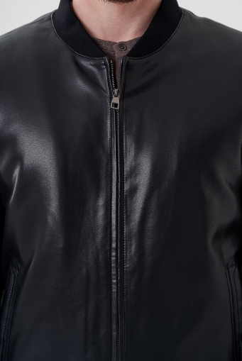 Миниатюра фотографии Куртка бомбер черного цвета 