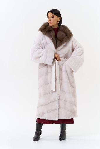 Миниатюра фотографии Белая шуба из меха норки с капюшоном из меха куницы