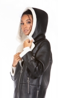 Миниатюра фотографии Женское кожаное пальто из эко-кожи с капюшоном, отделка искусственный мех