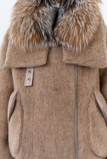 Миниатюра фотографии Женский пуховик с отделкой из меха блюфрост