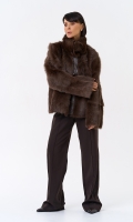 Миниатюра фотографии Женская короткая дубленка с воротником стойкой