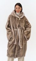 Миниатюра фотографии Женская шуба из меха норки с капюшоном