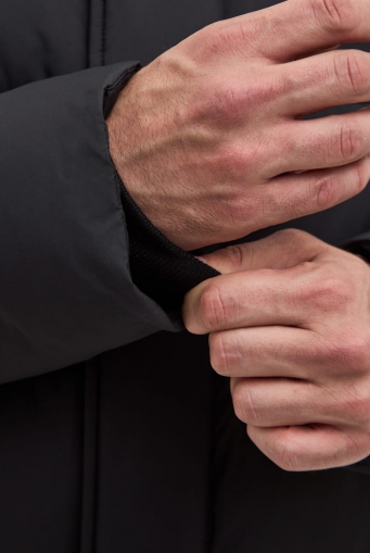 Миниатюра фотографии Мужской пуховик черного цвета 