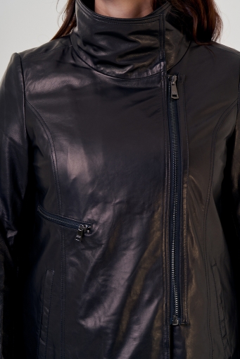 Миниатюра фотографии Кожаная куртка на молнии в черном цвете